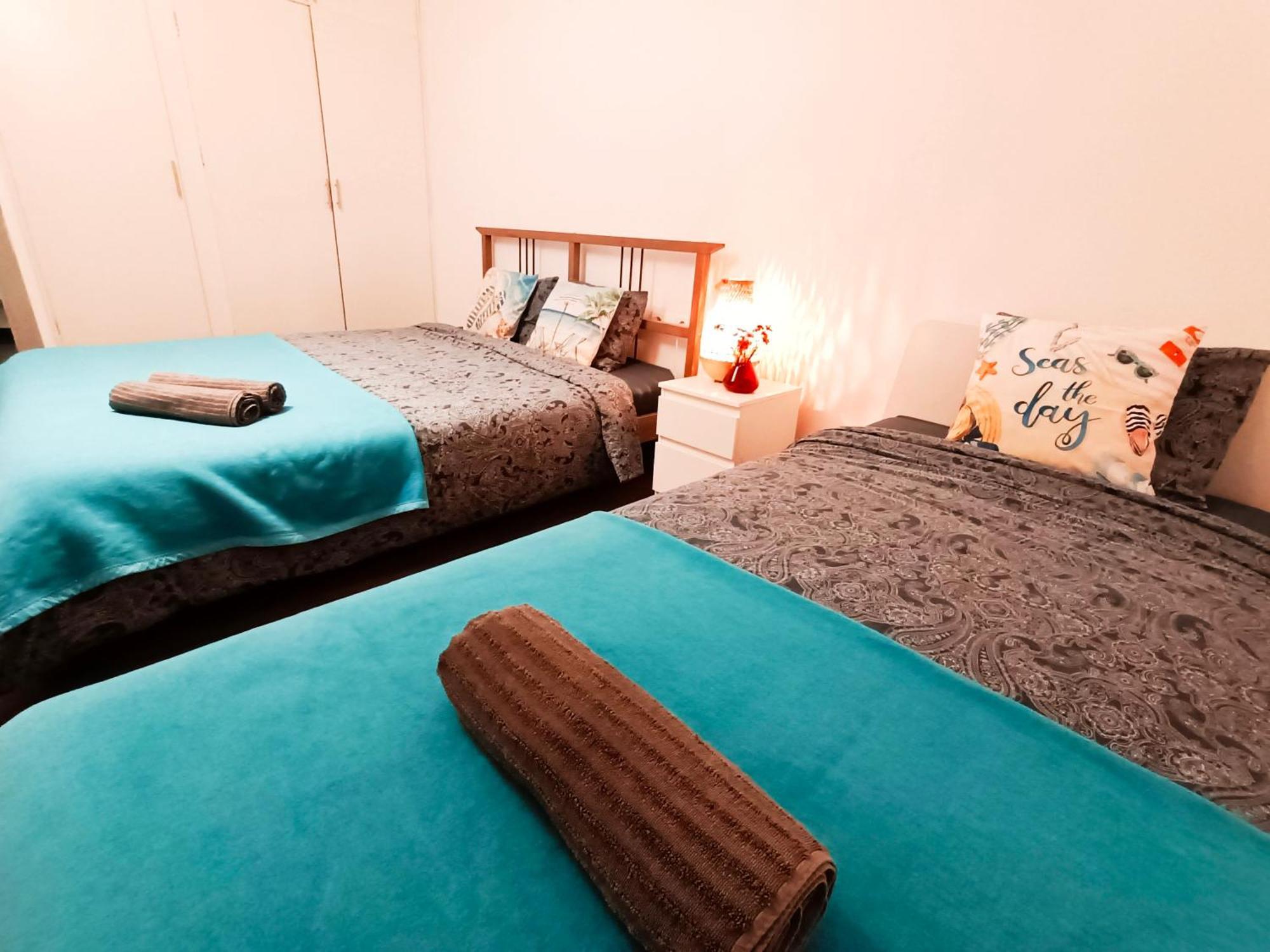By Plaza Real Budget Rooms 巴塞罗那 外观 照片